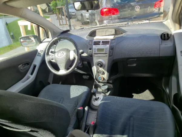 Tirane, shes Toyota yaris okazion Nafte, gri metalizato automatik Kondicioner 190.000 km 4.300 €