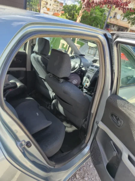 Tirane, shes Toyota yaris okazion Nafte, gri metalizato automatik Kondicioner 190.000 km 4.300 €