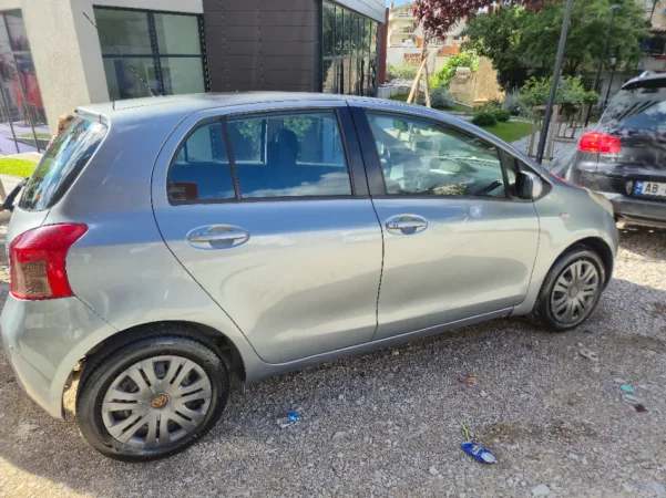 Tirane, shes Toyota yaris okazion Nafte, gri metalizato automatik Kondicioner 190.000 km 4.300 €