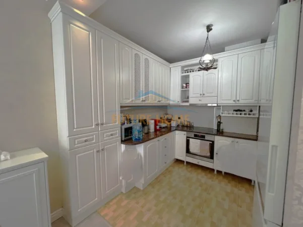 Tirane, jepet me qera apartament 2+1+Ballkon Kati 10, 125 m² 1.500 € (Blloku)