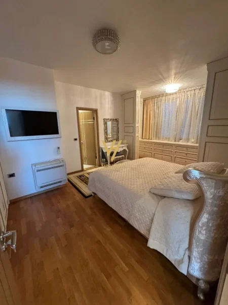 Tirane, jepet me qera apartament 2+1+Ballkon Kati 8, 122 m² 2.000 € (BLLOK)