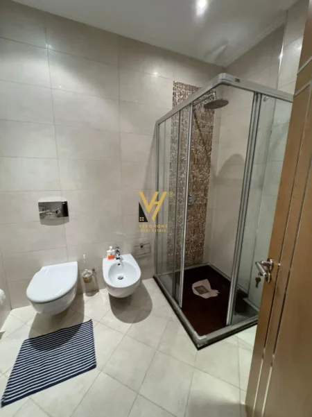 Tirane, jepet me qera apartament 2+1+Ballkon Kati 8, 122 m² 2.000 € (BLLOK)