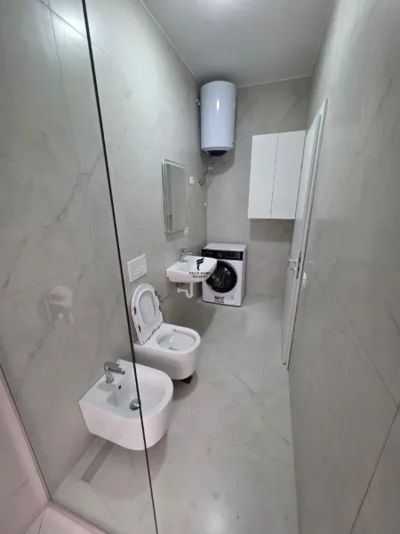 Tirane, jepet me qera apartament 2+1 Kati 8, 75 m² 500 € (ALI DEMI)