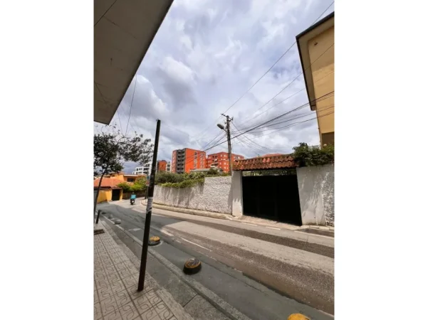 Tirane, jap me qera ambjent biznesi Kati 0, 75 m² 1.000 € (Rruga Pjeter Budi, Tirane,)