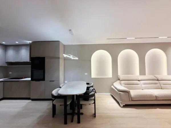 Tirane, shitet apartament 2+1+Ballkon Kati 8, 119 m² 305.000 € (Ish Ekspozita)