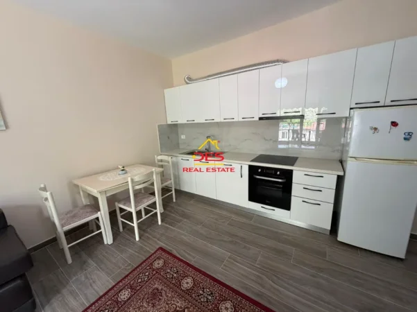 Vlore, jepet me qera apartament 1+1+Ballkon Kati 3, 70 m² 450 € (Lungomare)