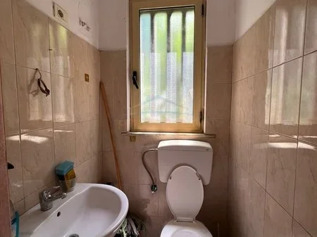 Tirane, jepet me qera ambjent biznesi Kati 0, 70 m² 700 € 