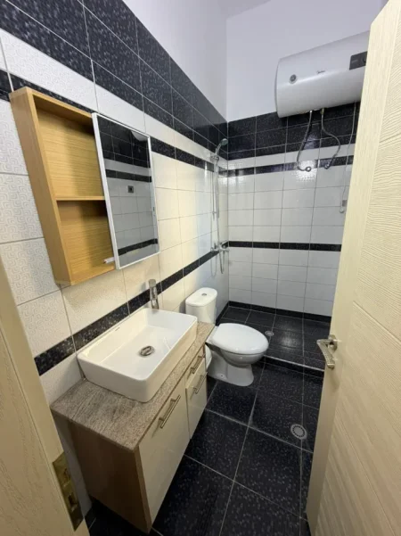 Jepet me qera 2+1+2 , 110 m² ,600 € , tek Kodra e Diellit, prane Eleonores