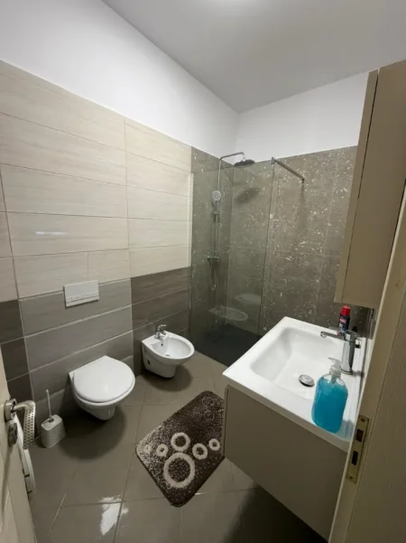 Jepet me qera 2+1+2 , 110 m² ,600 € , tek Kodra e Diellit, prane Eleonores
