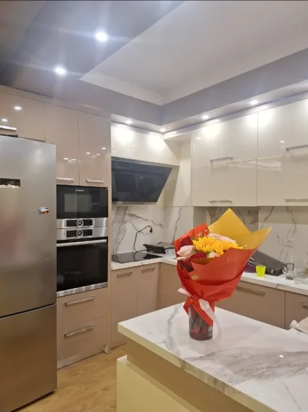 Tirane, jepet me qera apartament 2+1+Ballkon Kati 7, 80 m² 900 € (Gjimnazi partizani, Tirane)
