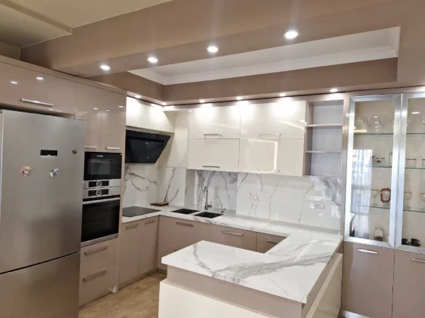Tirane, jepet me qera apartament 2+1+Ballkon Kati 7, 80 m² 900 € (Gjimnazi partizani, Tirane)