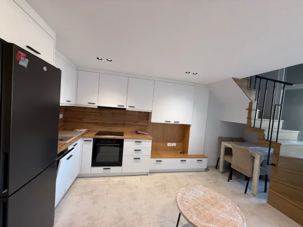 Tirane, jepet me qera apartament duplex Dublex Kati 1, 70 m² 500 € (Golden Park, perballe Spitalit Amerikan 3)
