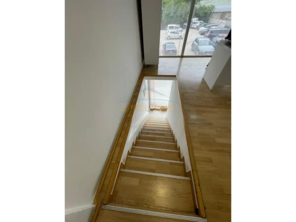 Tirane, jepet me qera ambjent biznesi Kati 0, 29 m² 600 € (Rruga e Kavajes)