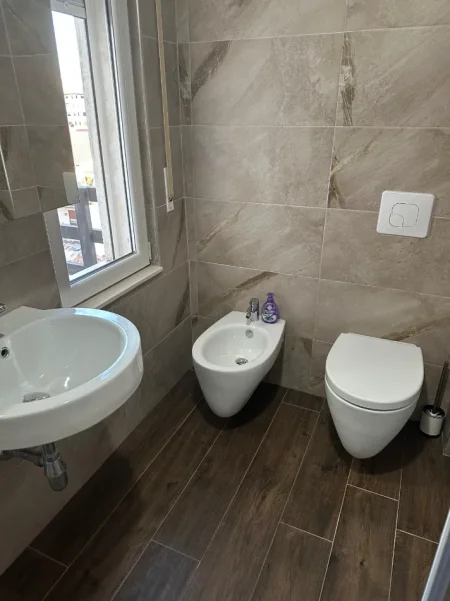 Tirane, jepet me qera apartament 2+1+Ballkon Kati 6, 77 m² 800 € (Shkolla Gjimnazi Partizani, Tirane)