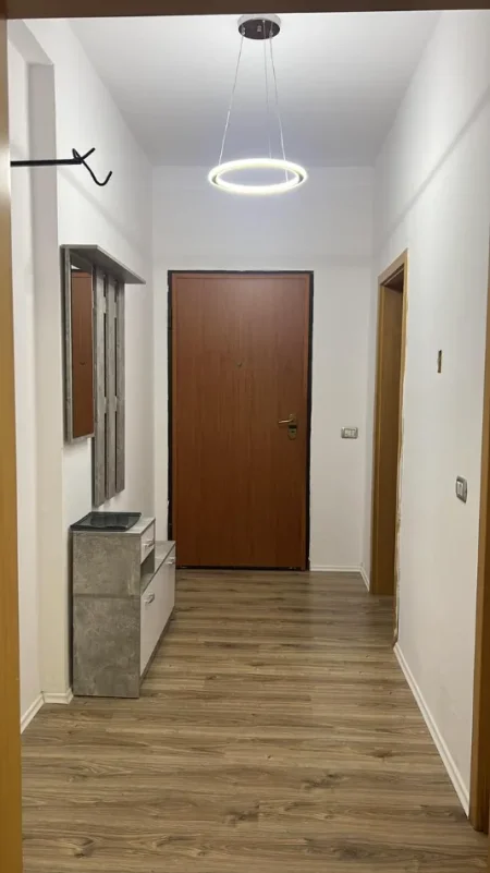 Tirane, jepet me qera apartament 1+1 Kati 5, 88 m² 600 € (Liqeni i Thate)