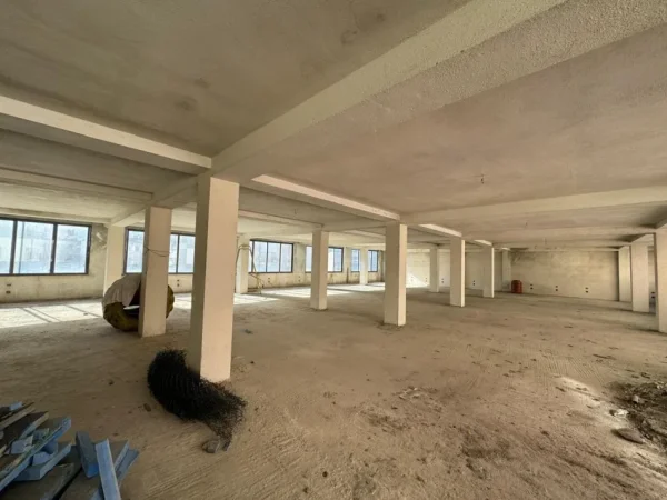 Tirane, jepet me qera ambjent biznesi Kati 4, 1.500 € (Selite)