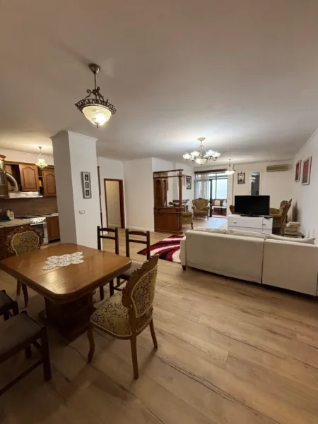 Tirane, jepet me qera apartament 3+1 Kati 2, 150 m² 1.100 € (RRUGA E KAVAJES)