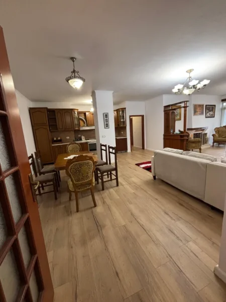 Tirane, jepet me qera apartament 3+1 Kati 2, 150 m² 1.100 € (RRUGA E KAVAJES)