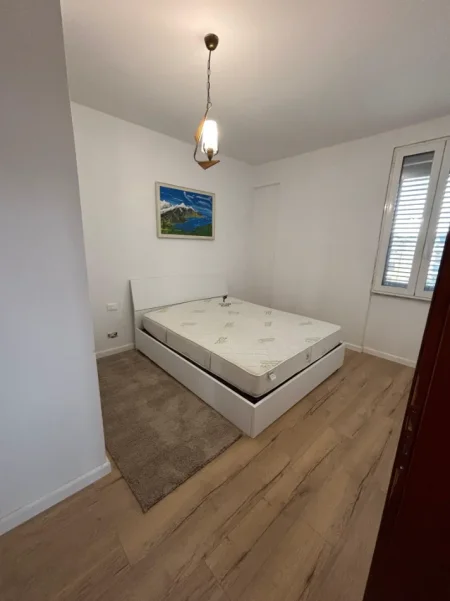 Tirane, jepet me qera apartament 3+1 Kati 2, 150 m² 1.100 € (RRUGA E KAVAJES)