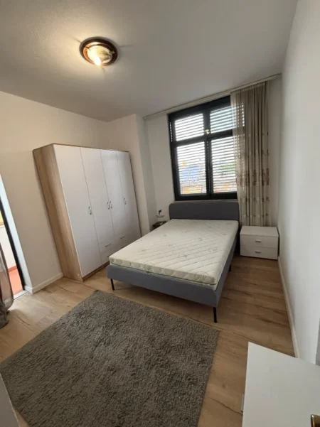 Tirane, jepet me qera apartament 3+1 Kati 2, 150 m² 1.100 € (RRUGA E KAVAJES)