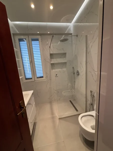 Tirane, jepet me qera apartament 3+1 Kati 2, 150 m² 1.100 € (RRUGA E KAVAJES)