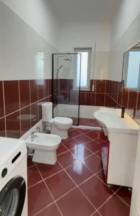 Tirane, jepet me qera apartament 2+1+Ballkon Kati 1, 115 m² 600 € (Rruga Sokrat Miho)