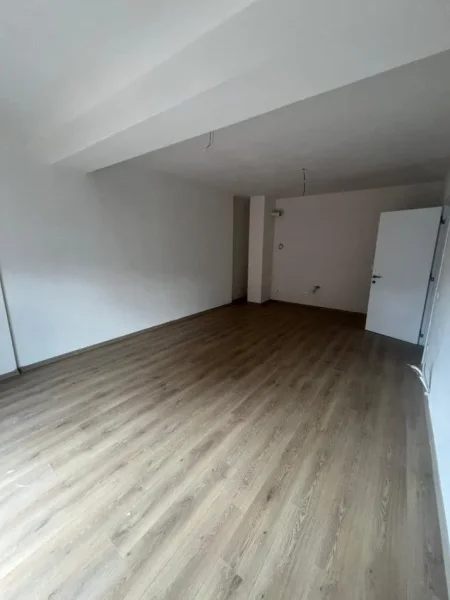 Tirane, jepet me qera zyre Kati 6, 98 m² 700 € (Rruga Filip Jano)