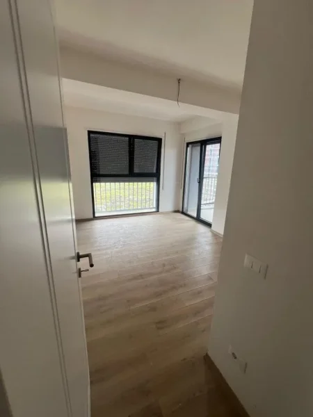 Tirane, jepet me qera zyre Kati 6, 98 m² 700 € (Rruga Filip Jano)