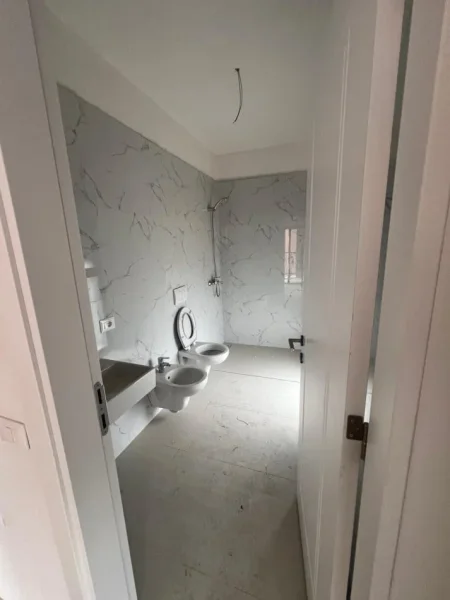 Tirane, jepet me qera zyre Kati 6, 98 m² 700 € (Rruga Filip Jano)