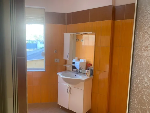 Tirane, jepet me qera apartament 2+1 Kati 2, 80 m² 500 € (Fresku)