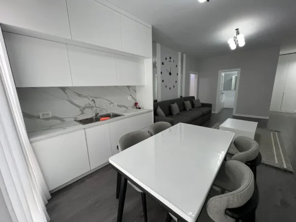 Tirane, jepet me qera apartament 2+1 Kati 4, 85 m² 800 € (stacioni i trenit)