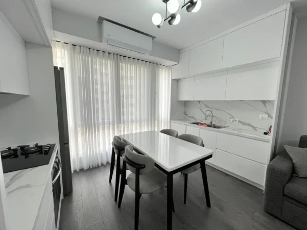 Tirane, jepet me qera apartament 2+1 Kati 4, 85 m² 800 € (stacioni i trenit)