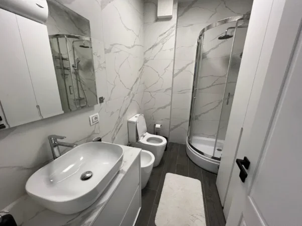 Tirane, jepet me qera apartament 2+1 Kati 4, 85 m² 800 € (stacioni i trenit)