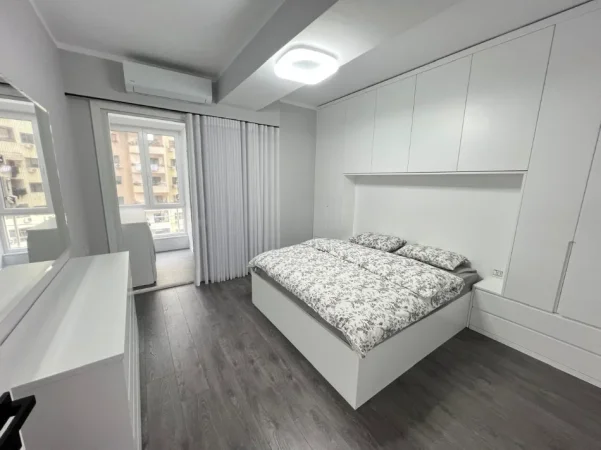 Tirane, jepet me qera apartament 2+1 Kati 4, 85 m² 800 € (stacioni i trenit)
