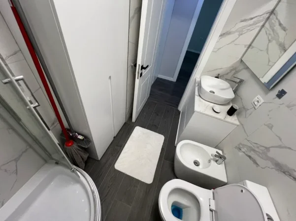 Tirane, jepet me qera apartament 2+1 Kati 4, 85 m² 800 € (stacioni i trenit)