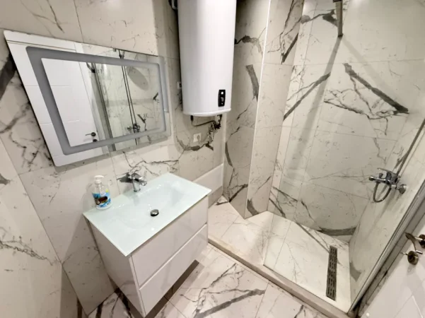 Tirane, jepet me qera apartament 2+1 Kati 4, 100 m² 900 € (rruga e barrikadave)