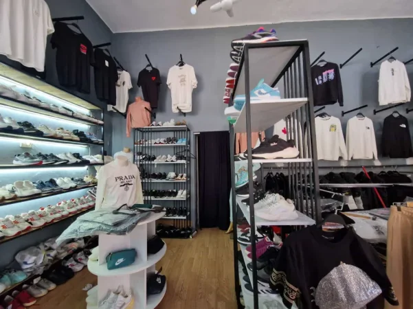 Tirane, jepet me qera dyqan Kati 0, 35 m² 530 € (Rruga e Kavajes)