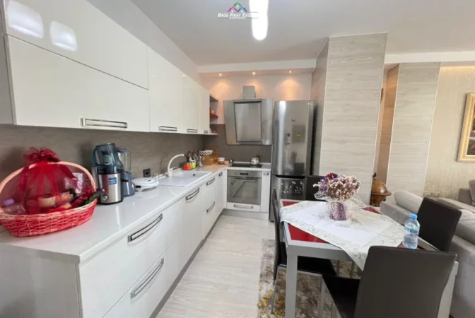 Tirane, jepet me qera apartament 2+1 Kati 7, 135 m² 1050 € (pazari i ri)