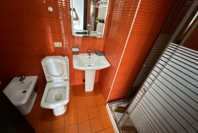 Tirane, jepet me qera apartament 2+1 Kati 7, 135 m² 1050 € (pazari i ri)