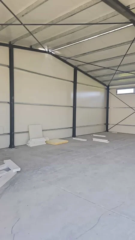 Tirane, jepet me qera magazine Kati 0, 210 m² 950 € (afer univers city)