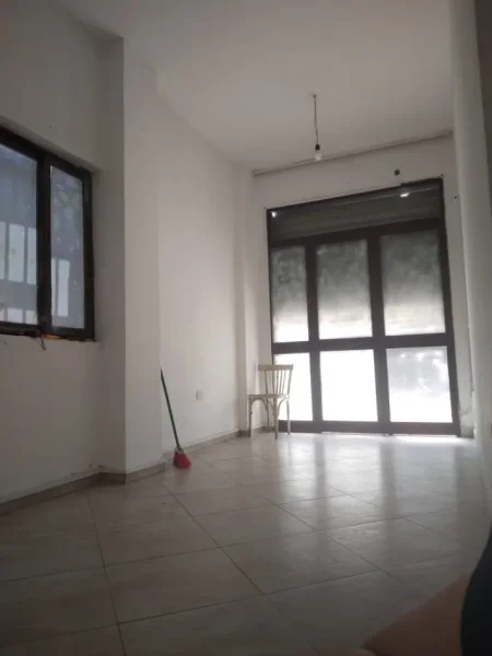 Tirane, jepet me qera ambjent biznesi Kati 1, 20 m² 200 € (Stacioni i Trenit)