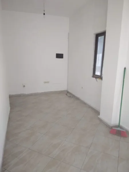 Tirane, jepet me qera ambjent biznesi Kati 1, 20 m² 200 € (Stacioni i Trenit)