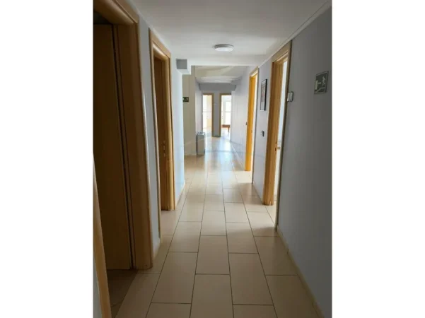 Tirane, jepet me qera Ambjent Zyrash , 450 m² 6.000 € (Rruga e Kavajes)