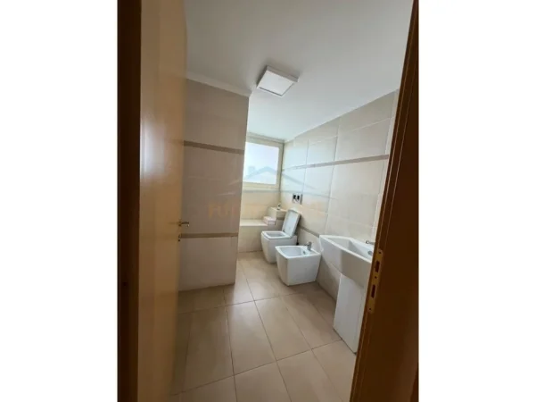 Tirane, jepet me qera Ambjent Zyrash , 450 m² 6.000 € (Rruga e Kavajes)
