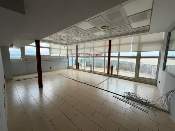 Tirane, jepet me qera Ambjent Zyrash , 450 m² 6.000 € (Rruga e Kavajes)