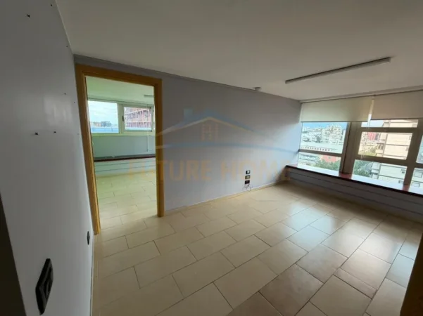 Tirane, jepet me qera Ambjent Zyrash , 450 m² 6.000 € (Rruga e Kavajes)