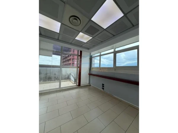 Tirane, jepet me qera Ambjent Zyrash , 450 m² 6.000 € (Rruga e Kavajes)