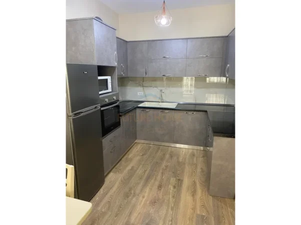 Tirane, jepet me qera apartament 2+1+Ballkon Kati 2, 87 m² 600 € (Brryli)
