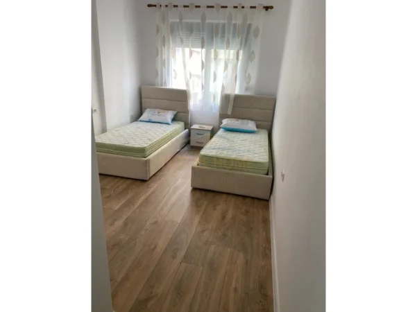 Tirane, jepet me qera apartament 2+1+Ballkon Kati 2, 87 m² 600 € (Brryli)