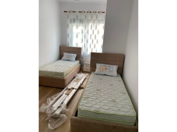Tirane, jepet me qera apartament 2+1+Ballkon Kati 2, 87 m² 600 € (Brryli)